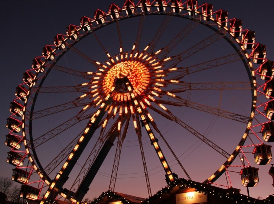 Beleuchtetes Riesenrad vor dunklem Abendhimmel