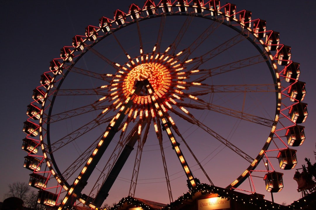Beleuchtetes Riesenrad vor dunklem Abendhimmel
