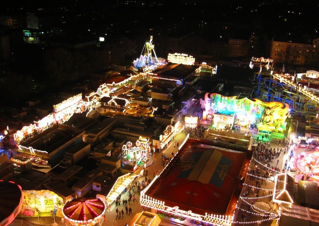 Öcher Sommerbend 2026 auf dem Bendplatz in Aachen bei Nacht