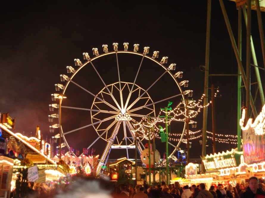 Bremer Freimarkt 2026 mit beleuchtetem Riesenrad und Budengasse
