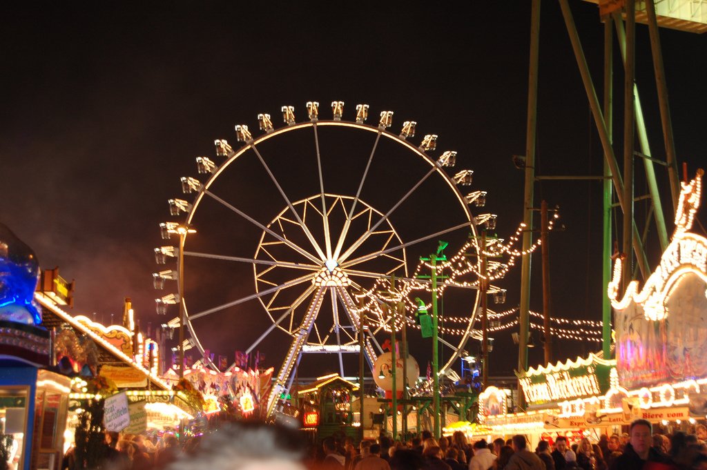 Bremer Freimarkt 2026 mit beleuchtetem Riesenrad und Budengasse