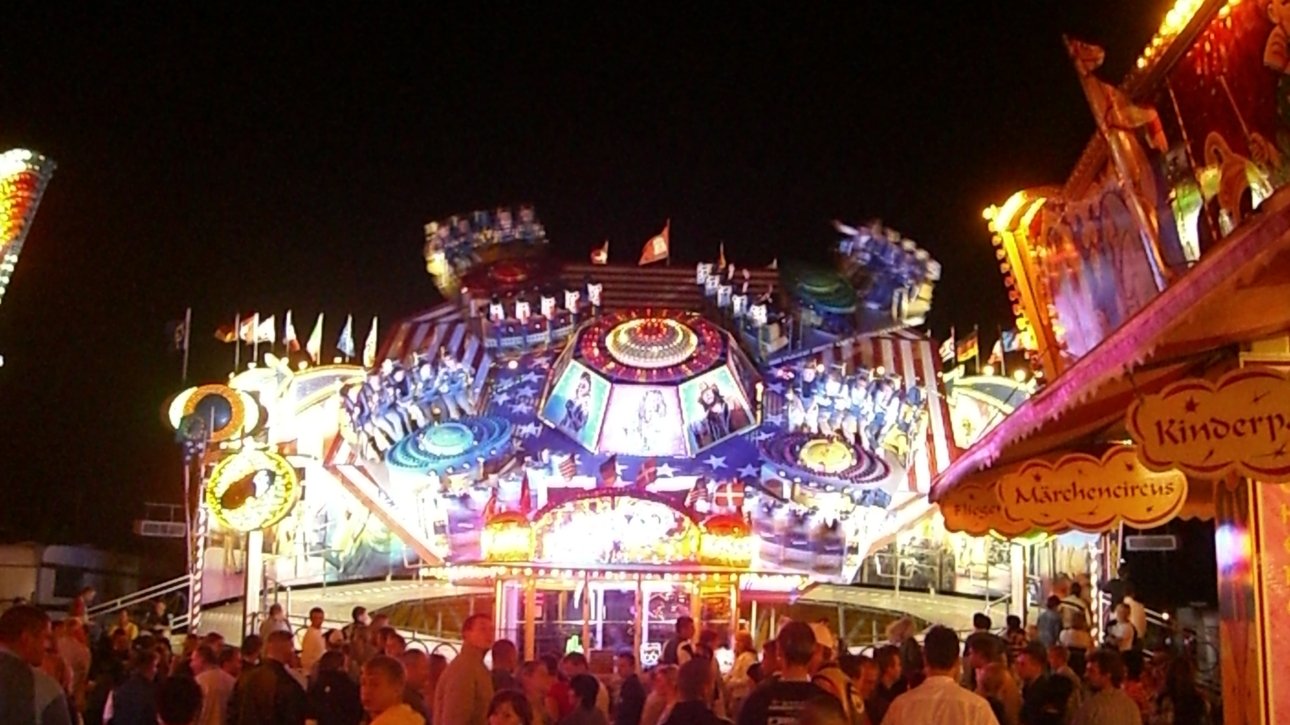 Eisleber Wiesenmarkt 2026 mit Fahrgeschäften und Lichterglanz