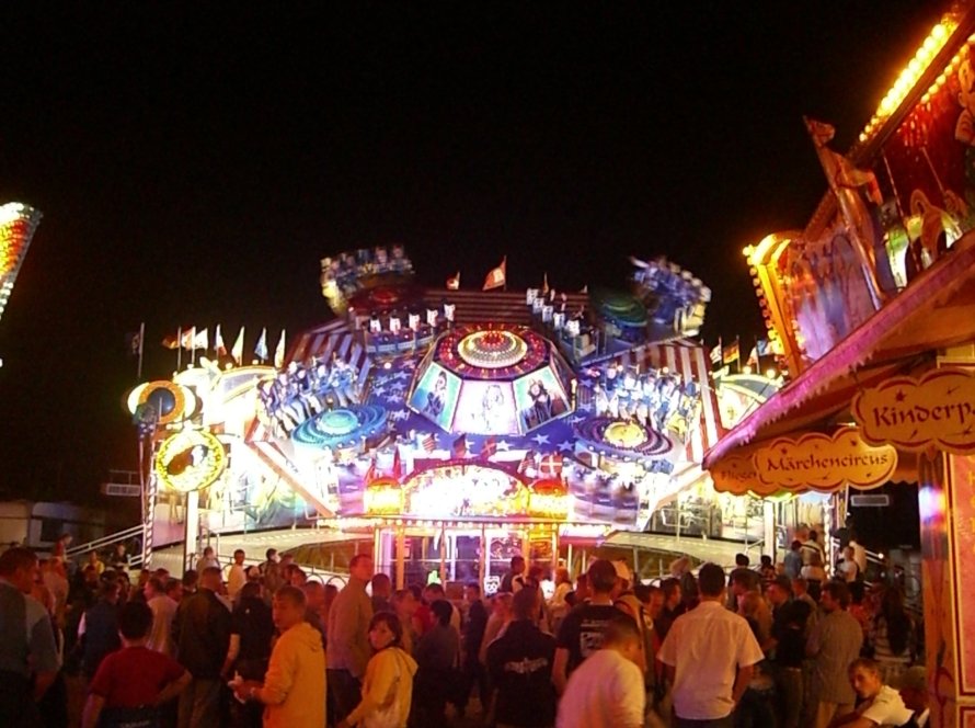 Eisleber Wiesenmarkt 2026 mit Fahrgeschäften und Lichterglanz