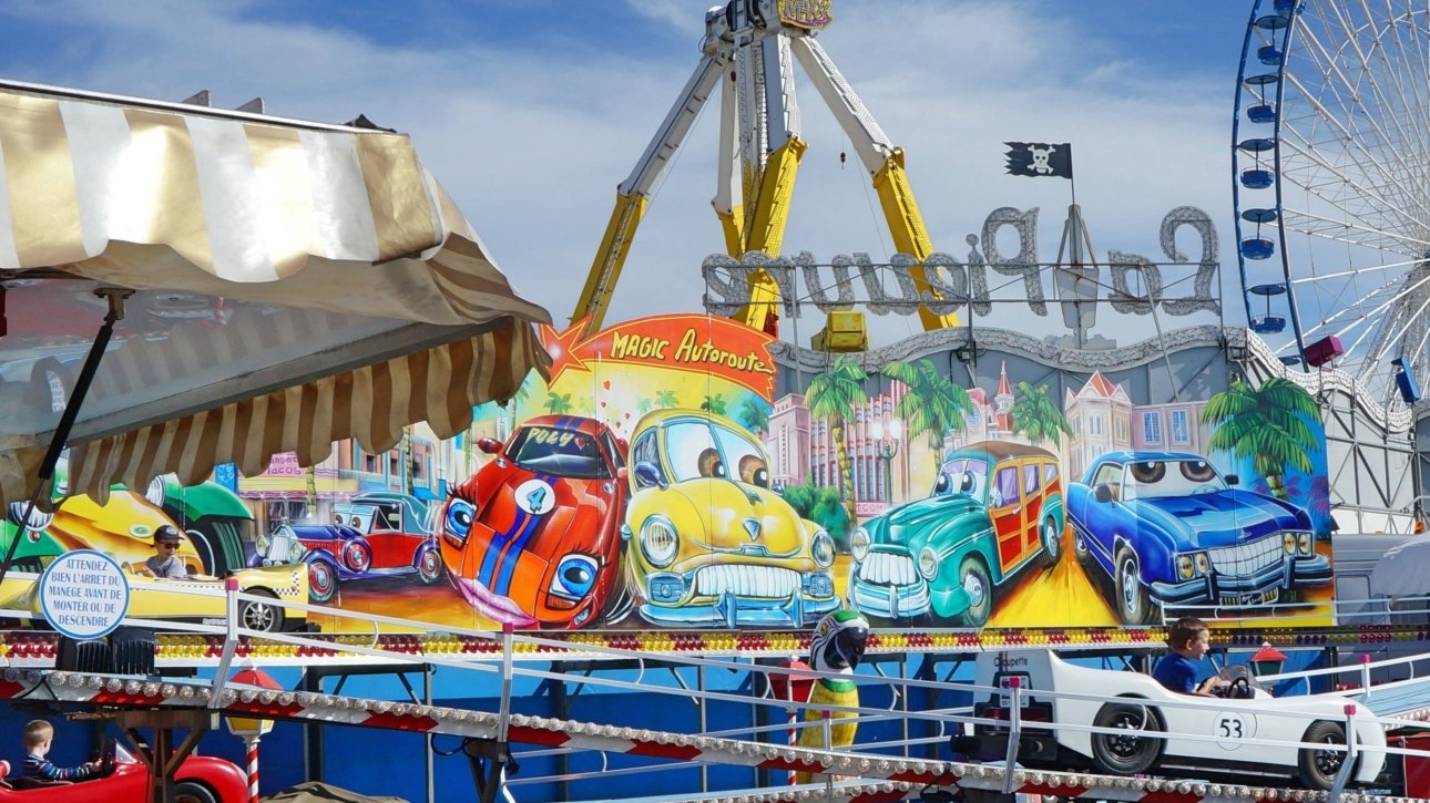 Foire aux Manèges Lille 2026 mit Fahrgeschäften auf dem Champ de Mars