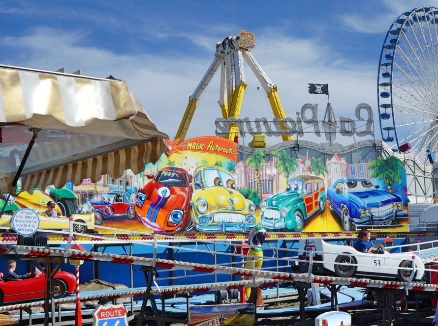 Foire aux Manèges Lille 2026 mit Fahrgeschäften auf dem Champ de Mars