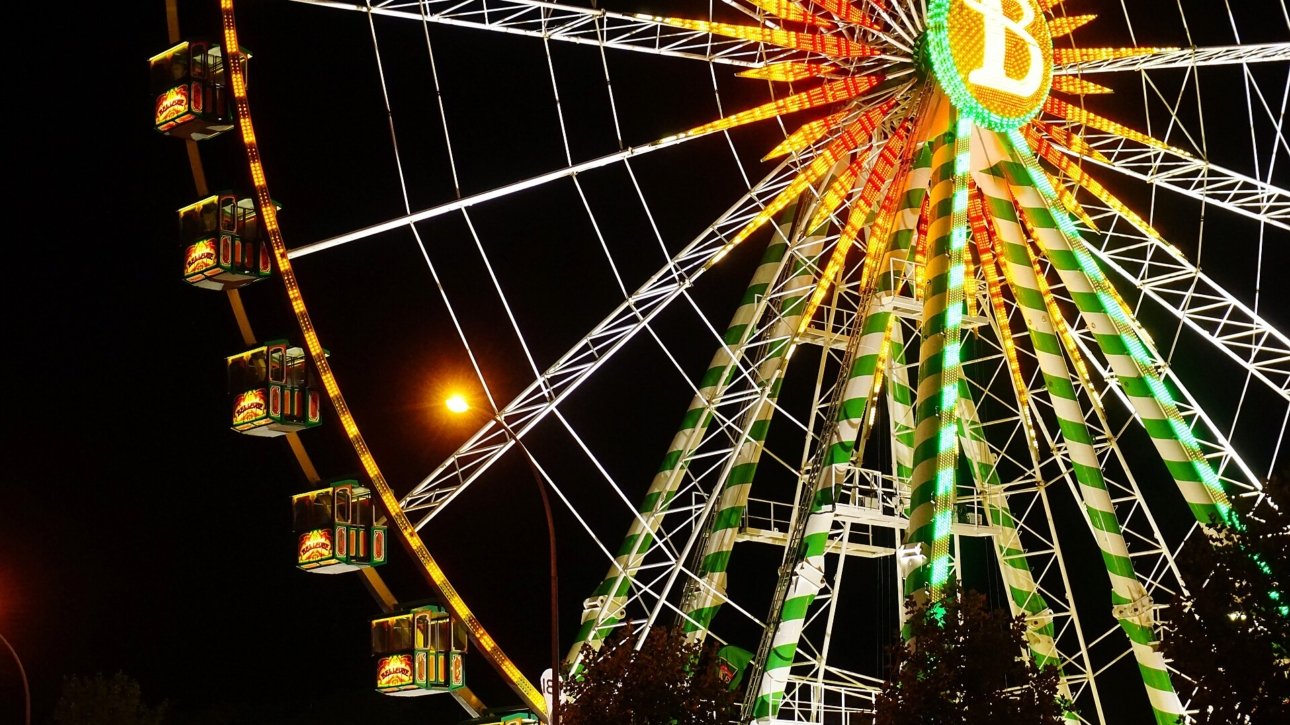 Schueberfouer 2026 mit Riesenrad auf dem Glacis in Luxemburg