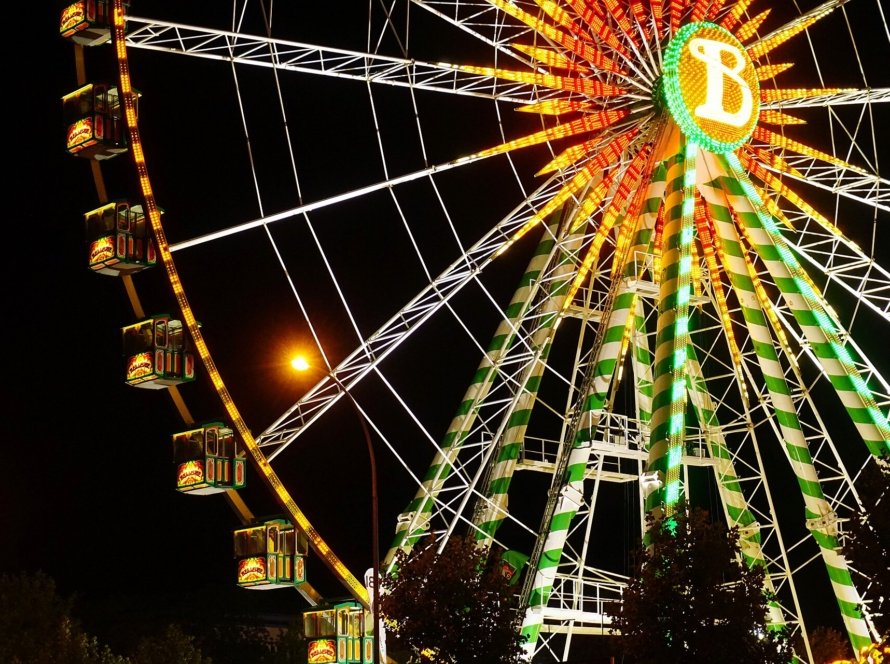 Schueberfouer 2026 mit Riesenrad auf dem Glacis in Luxemburg