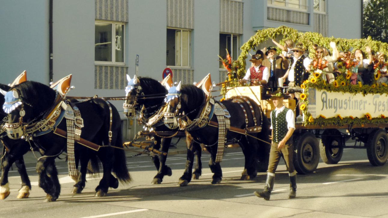 Oktoberfest München 2026 mit geschmücktem Festwagen beim Wirteeinzug