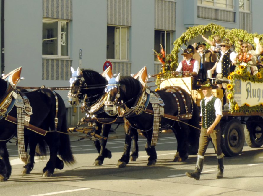 Oktoberfest München 2026 mit geschmücktem Festwagen beim Wirteeinzug