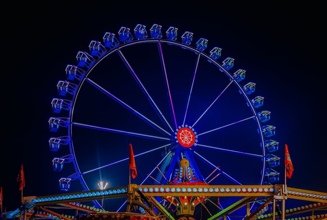 Großes beleuchtetes Riesenrad auf einem abendlichen Festplatz