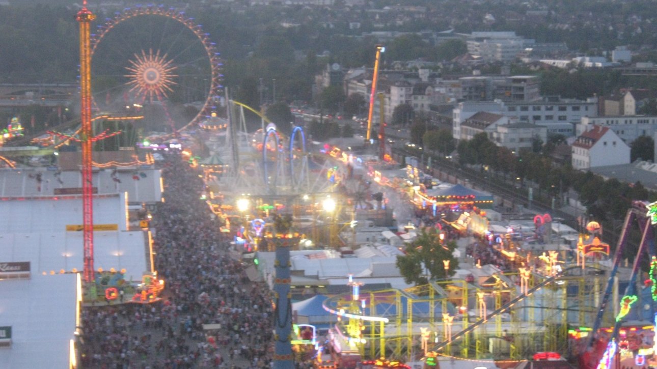 Cannstatter Volksfest 2026 mit Fahrgeschäften auf dem Wasen