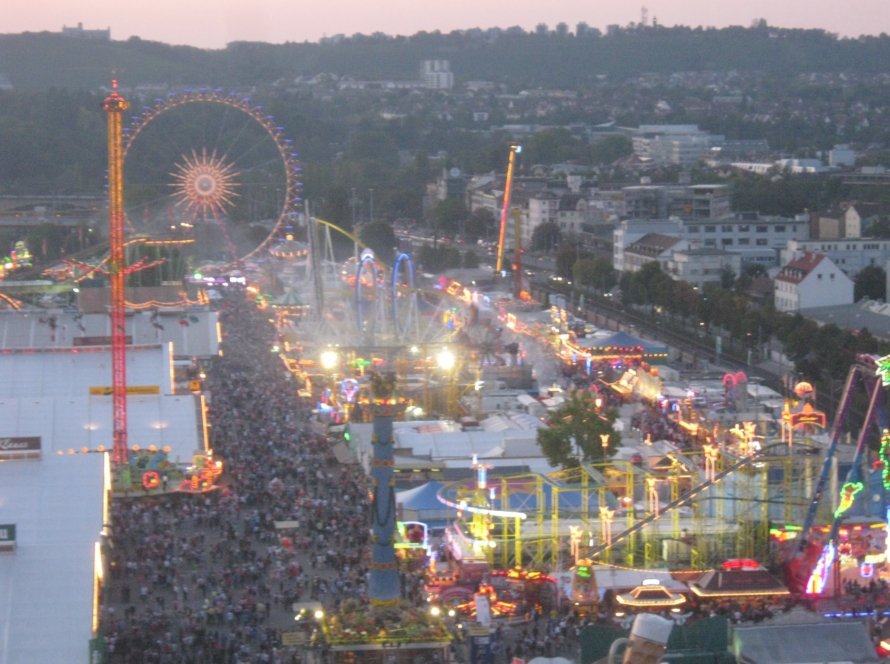 Cannstatter Volksfest 2026 mit Fahrgeschäften auf dem Wasen