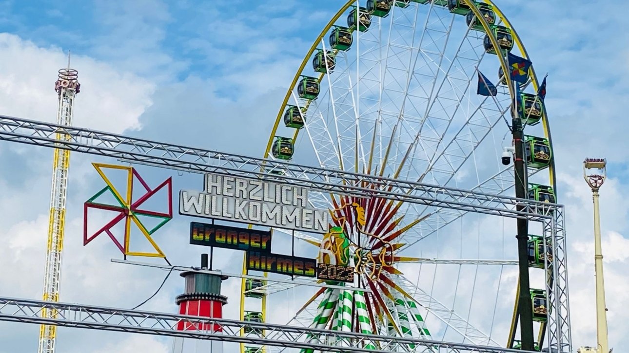 Eingang der Cranger Kirmes mit Riesenrad im Hintergrund