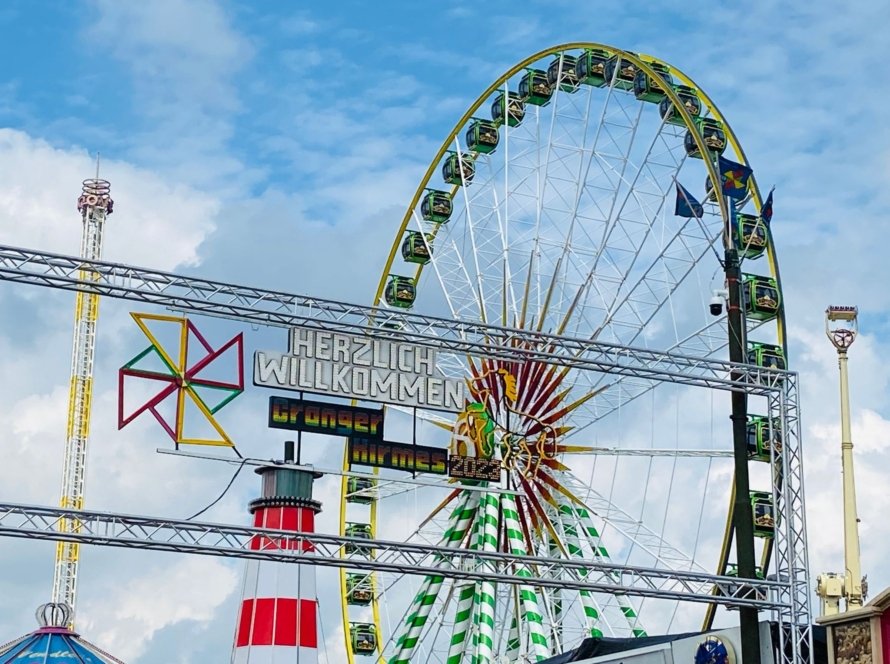 Eingang der Cranger Kirmes mit Riesenrad im Hintergrund