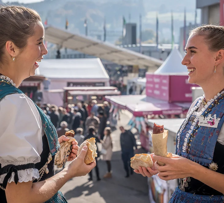 OLMA St. Gallen 2026 mit Besucherinnen in Tracht auf dem Messegelände