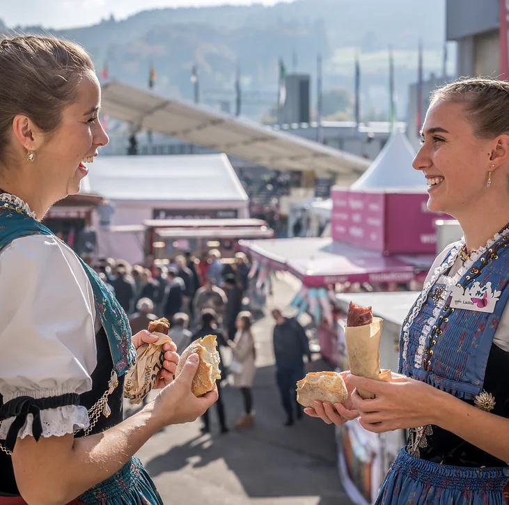 OLMA St. Gallen 2026 mit Besucherinnen in Tracht auf dem Messegelände