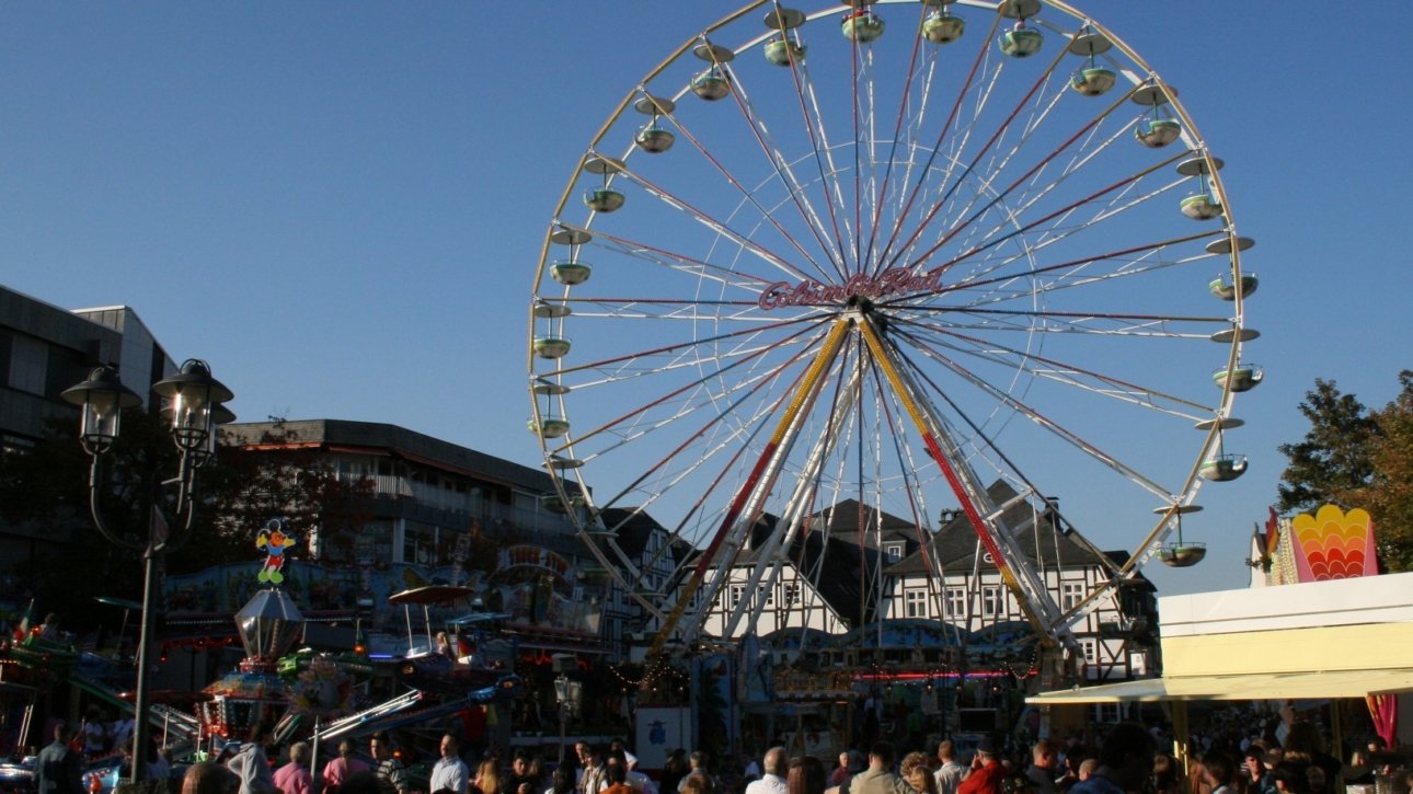 Briloner Michaeliskirmes 2026 – Riesenrad auf dem Briloner Marktplatz