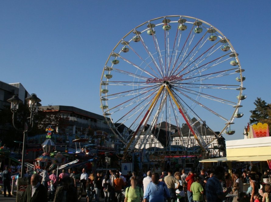 Briloner Michaeliskirmes 2026 – Riesenrad auf dem Briloner Marktplatz