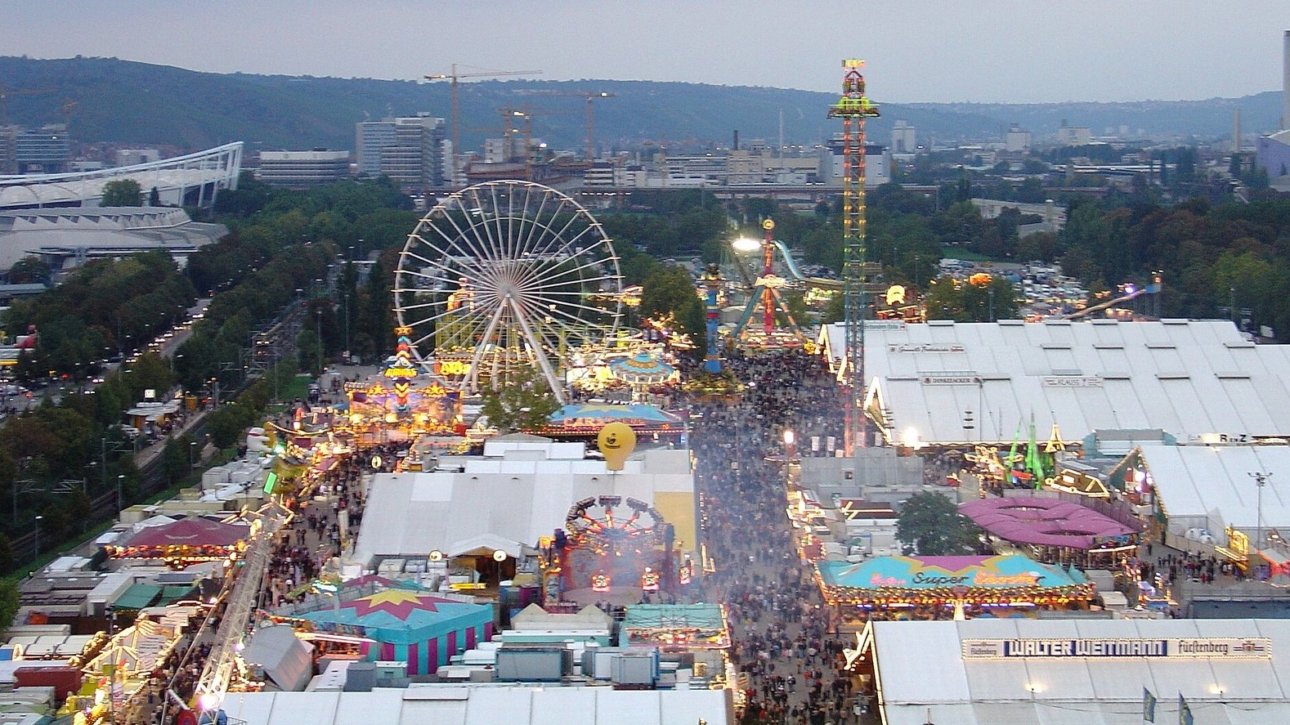 Cannstatter Volksfest 2027 mit Fahrgeschäften auf dem Cannstatter Wasen
