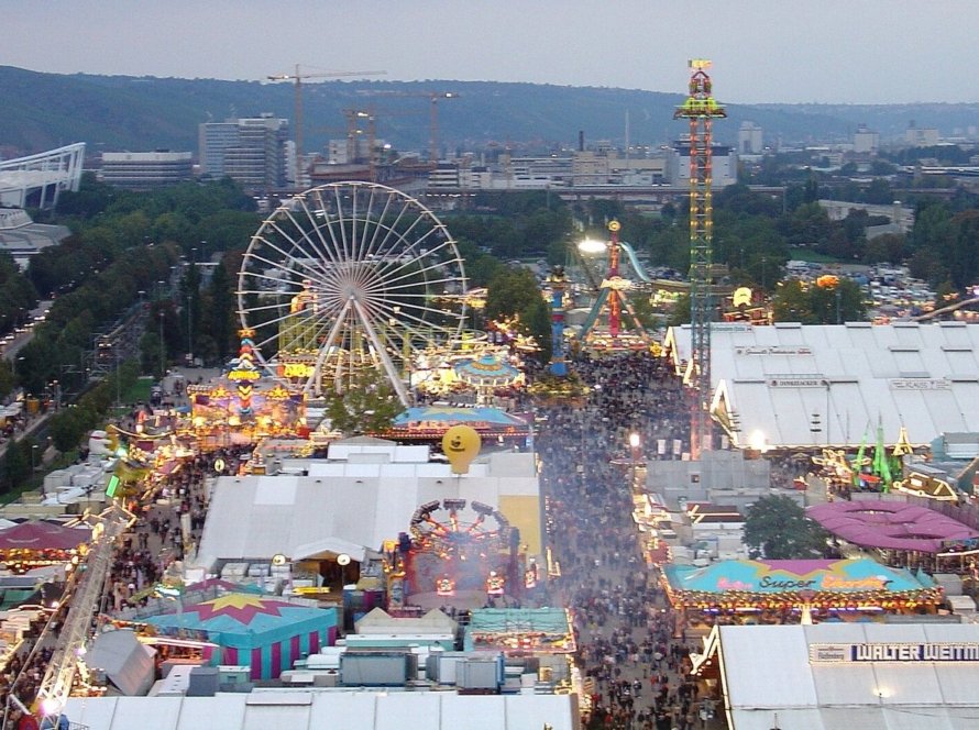 Cannstatter Volksfest 2027 mit Fahrgeschäften auf dem Cannstatter Wasen