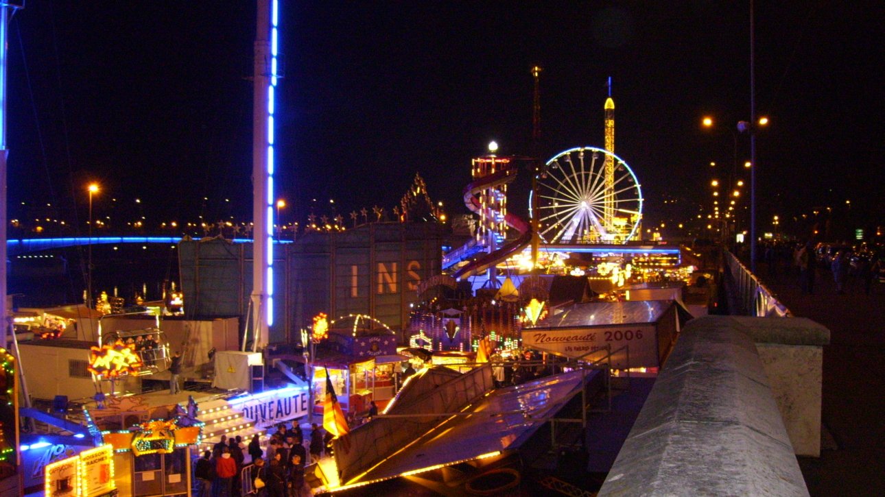 Foire Saint-Romain 2026 bei Nacht in Rouen