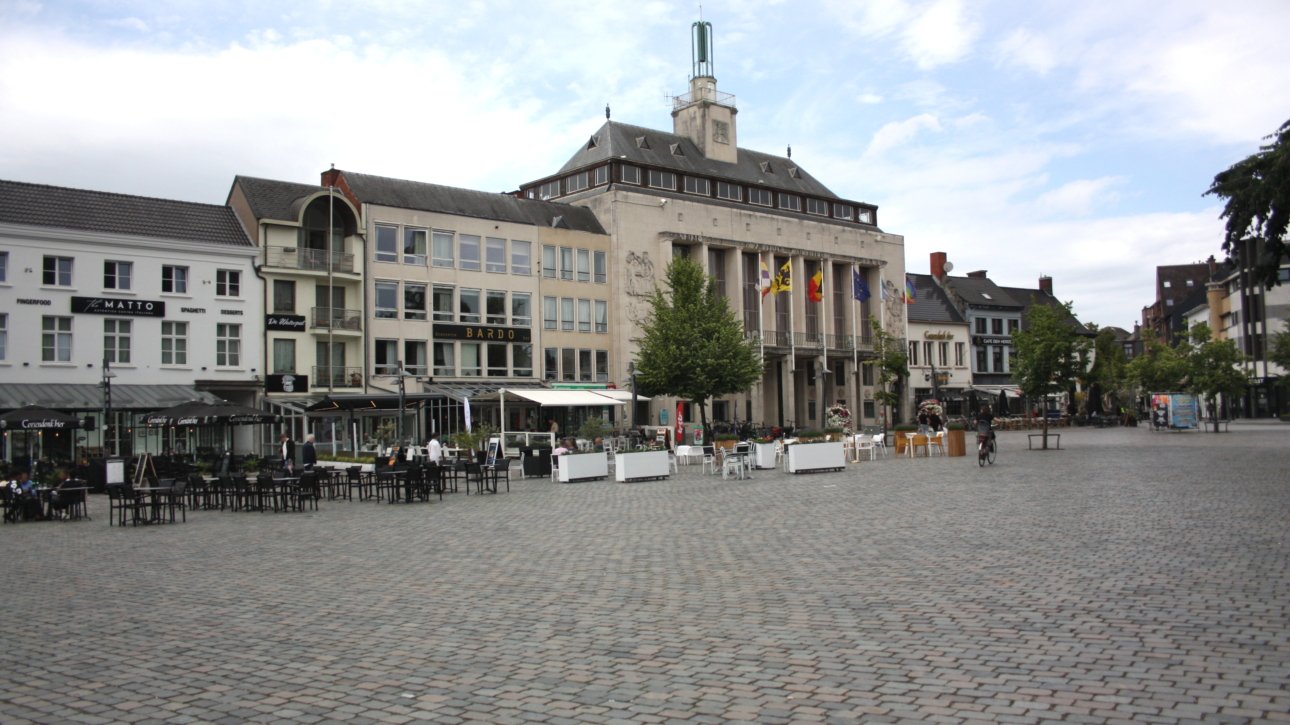 Turnhout Kermis 2026 – Grote Markt mit Rathaus
