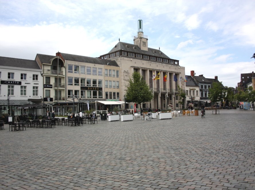 Turnhout Kermis 2026 – Grote Markt mit Rathaus