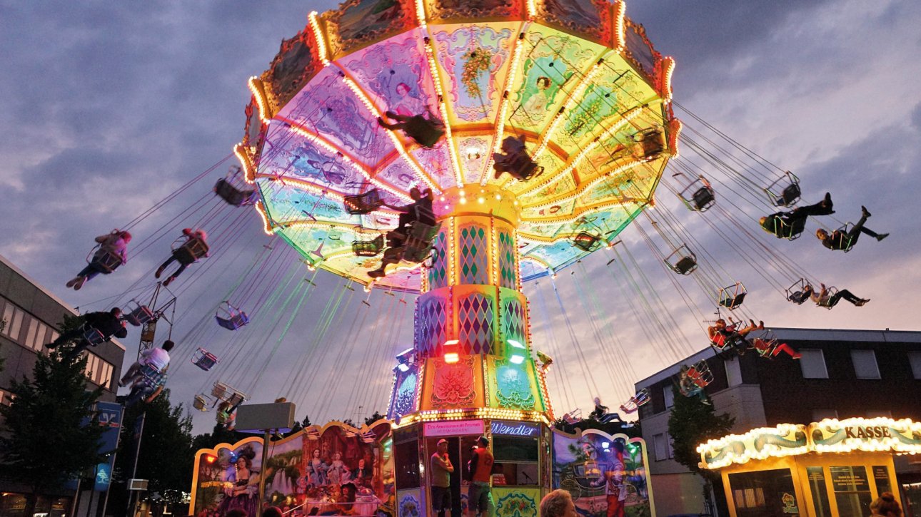 Rheder Kirmes 2026 mit beleuchtetem Kettenkarussell