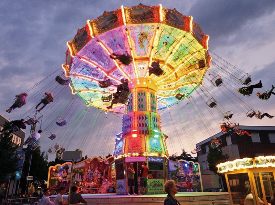 Rheder Kirmes 2026 mit beleuchtetem Kettenkarussell