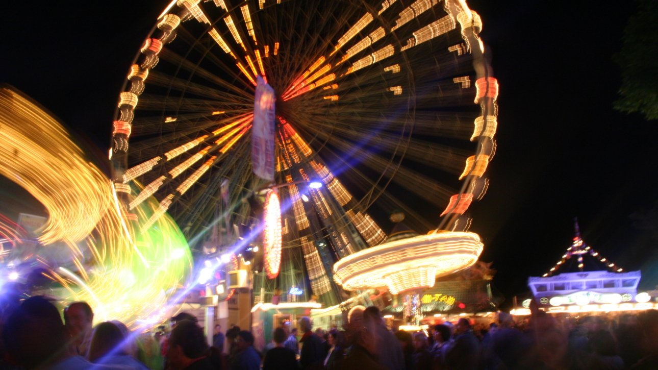 Hüstener Kirmes 2026 auf der Riggenweide mit beleuchteten Fahrgeschäften