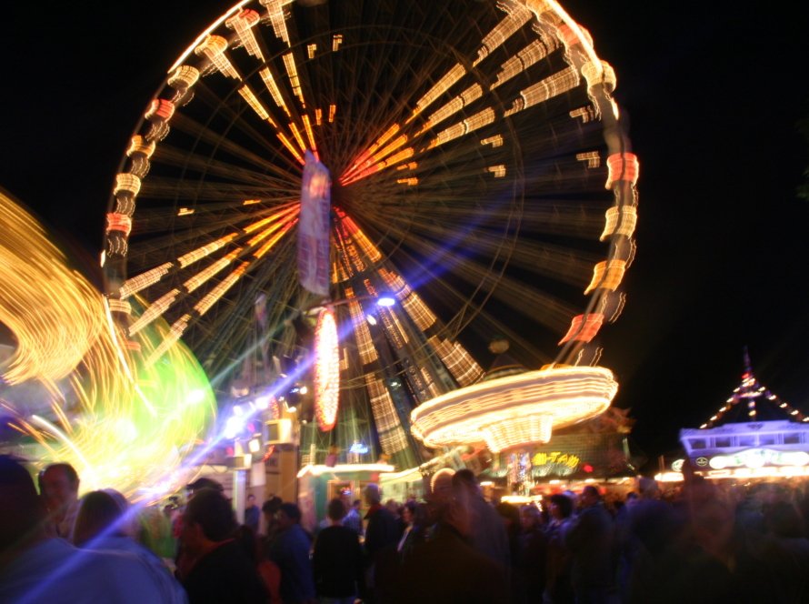 Hüstener Kirmes 2026 auf der Riggenweide mit beleuchteten Fahrgeschäften