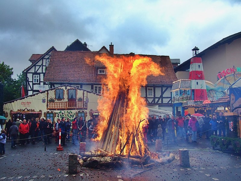 Lullusfest Bad Hersfeld 2026 – entzündetes Lullusfeuer auf dem Marktplatz