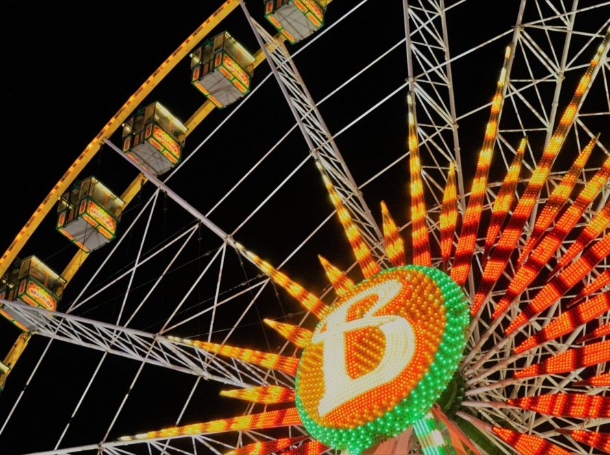 Schueberfouer 2027 – beleuchtetes Riesenrad Bellevue in Luxemburg
