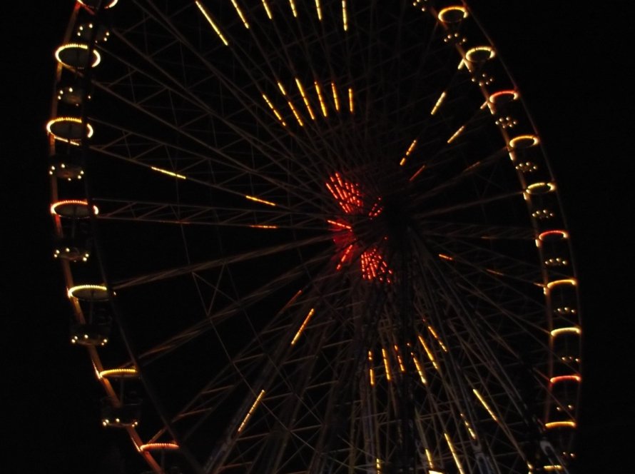 Libori 2027 – beleuchtetes Riesenrad auf der Kirmes in Paderborn