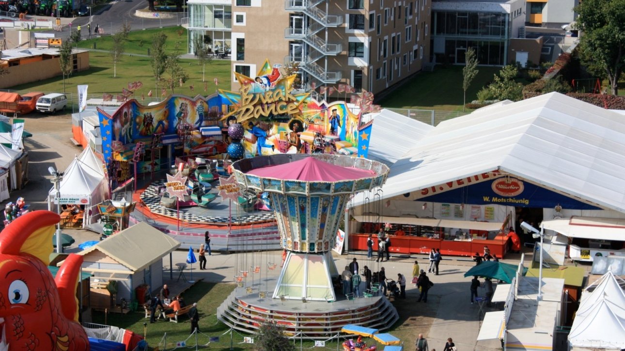 St. Veiter Wiesenmarkt 2026 – historisches Veranstaltungsfoto mit Fahrgeschäften