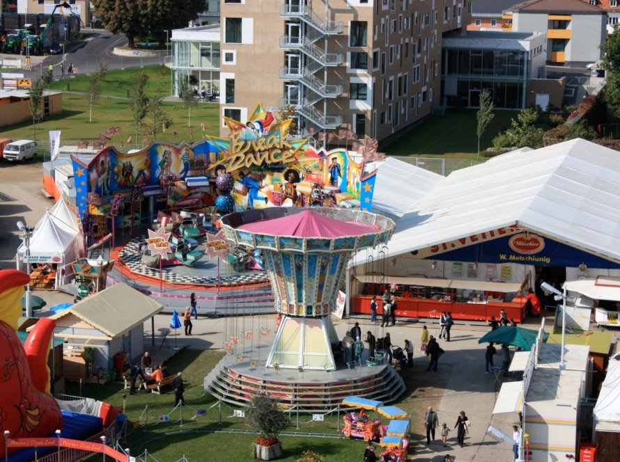 St. Veiter Wiesenmarkt 2026 – historisches Veranstaltungsfoto mit Fahrgeschäften