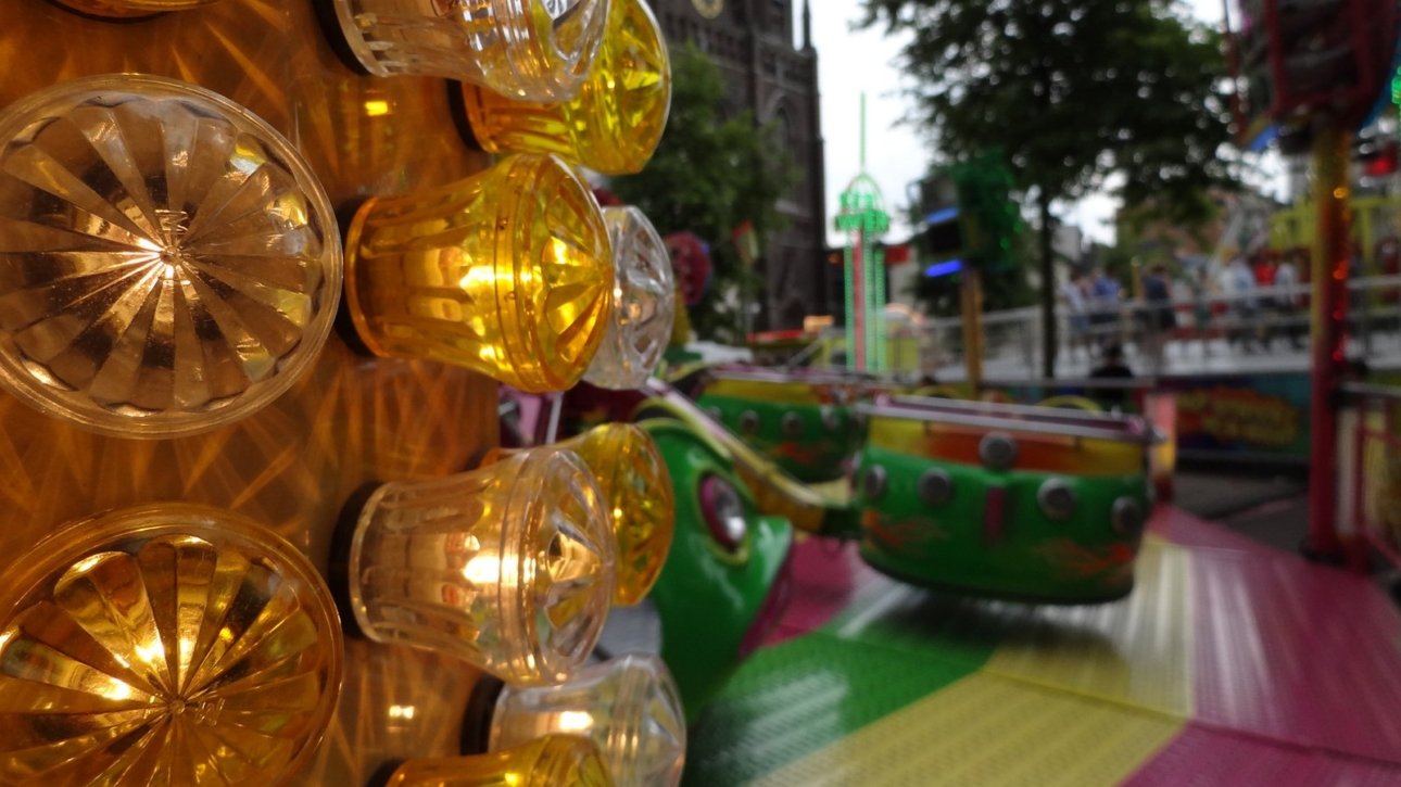 Tilburgse Kermis 2027 mit Fahrgeschäft auf dem Heuvel