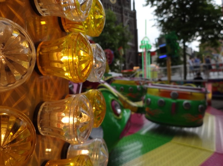 Tilburgse Kermis 2027 mit Fahrgeschäft auf dem Heuvel