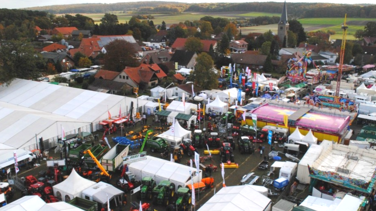 Brockumer Großmarkt 2026 mit Festzelten und Fahrgeschäften aus der Luft