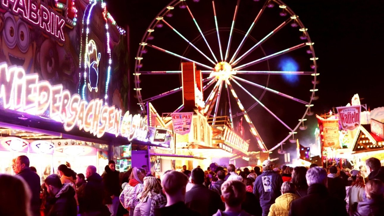 Mindener Herbstmesse 2026 mit beleuchteten Fahrgeschäften auf Kanzlers Weide