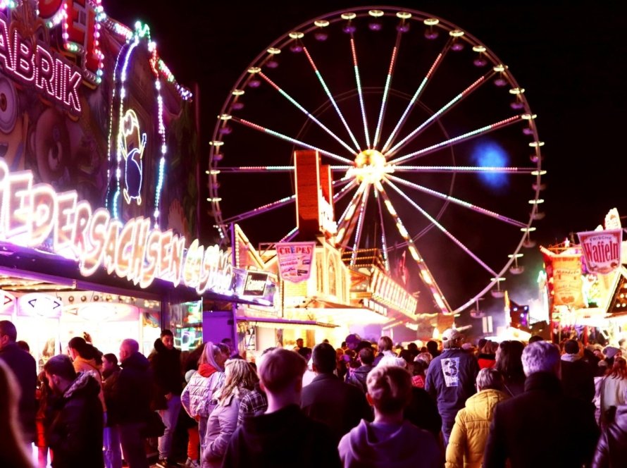 Mindener Herbstmesse 2026 mit beleuchteten Fahrgeschäften auf Kanzlers Weide