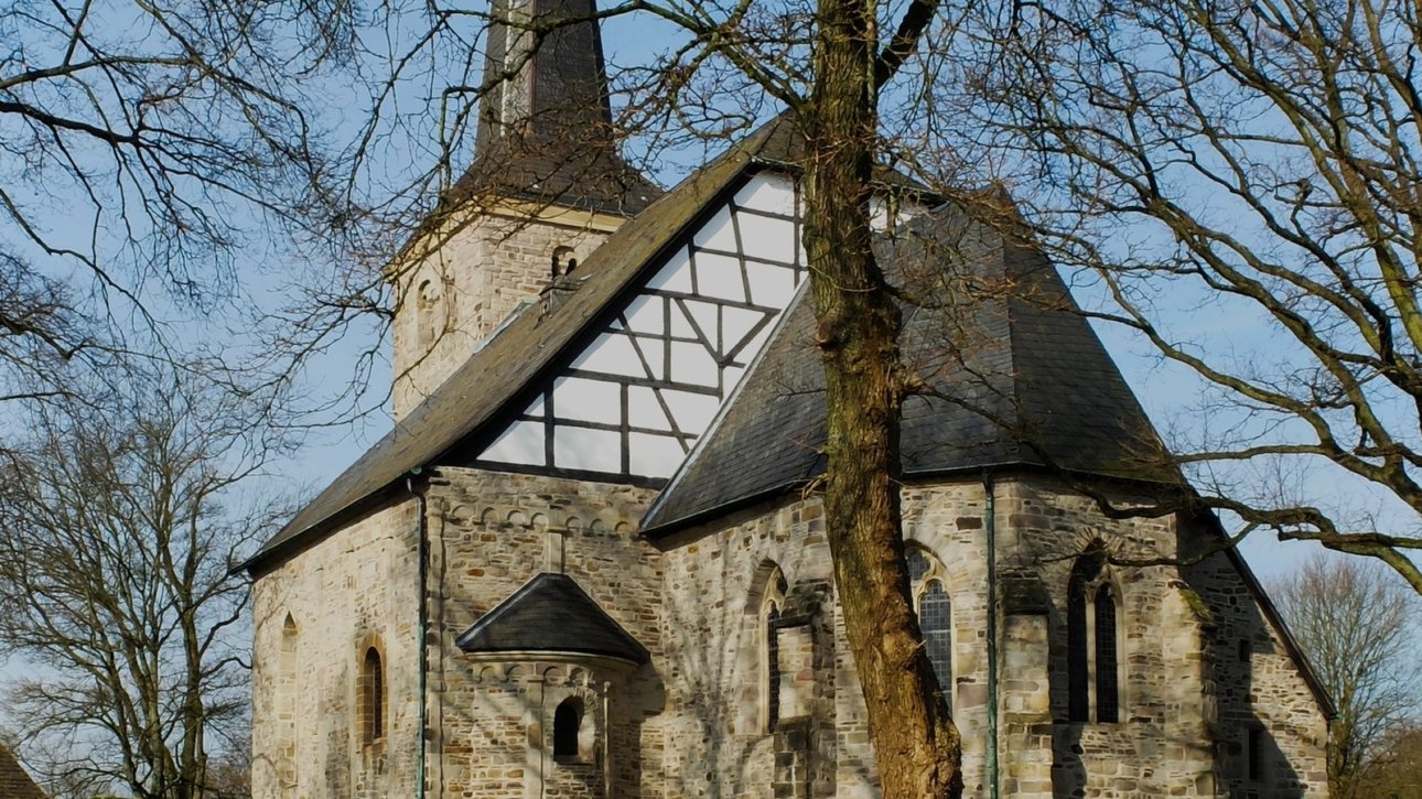 Stiepeler Fliegenkirmes 2026 – Dorfkirche Bochum-Stiepel außerhalb der Kirmes