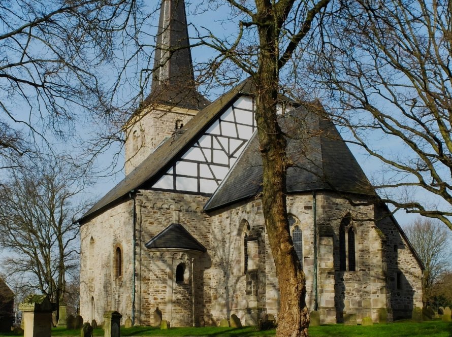 Stiepeler Fliegenkirmes 2026 – Dorfkirche Bochum-Stiepel außerhalb der Kirmes