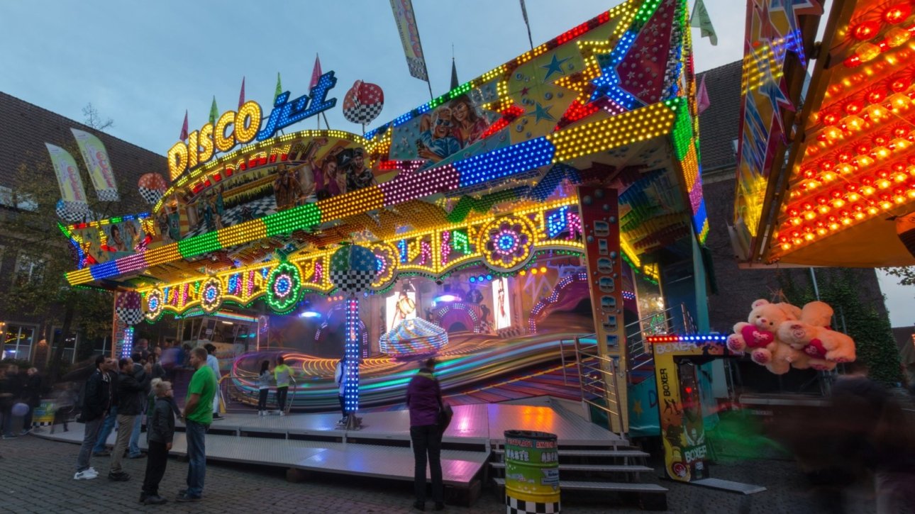 Viktorkirmes Dülmen 2026 – Archivbild der beleuchteten Kirmes auf dem Marktplatz 2014