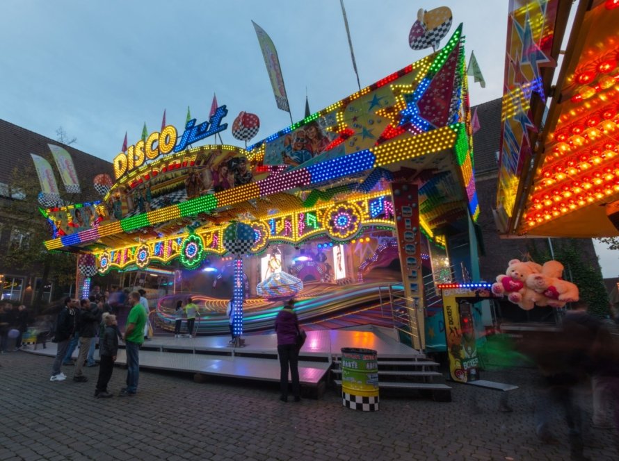 Viktorkirmes Dülmen 2026 – Archivbild der beleuchteten Kirmes auf dem Marktplatz 2014