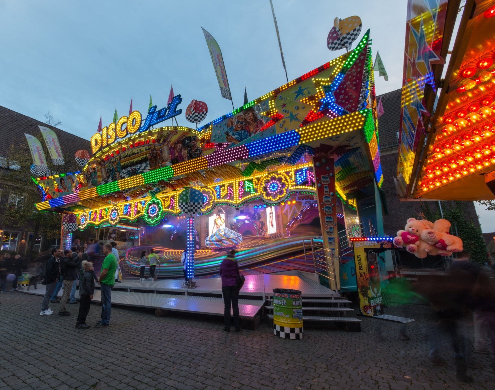 Viktorkirmes Dülmen 2026 – Archivbild der beleuchteten Kirmes auf dem Marktplatz 2014