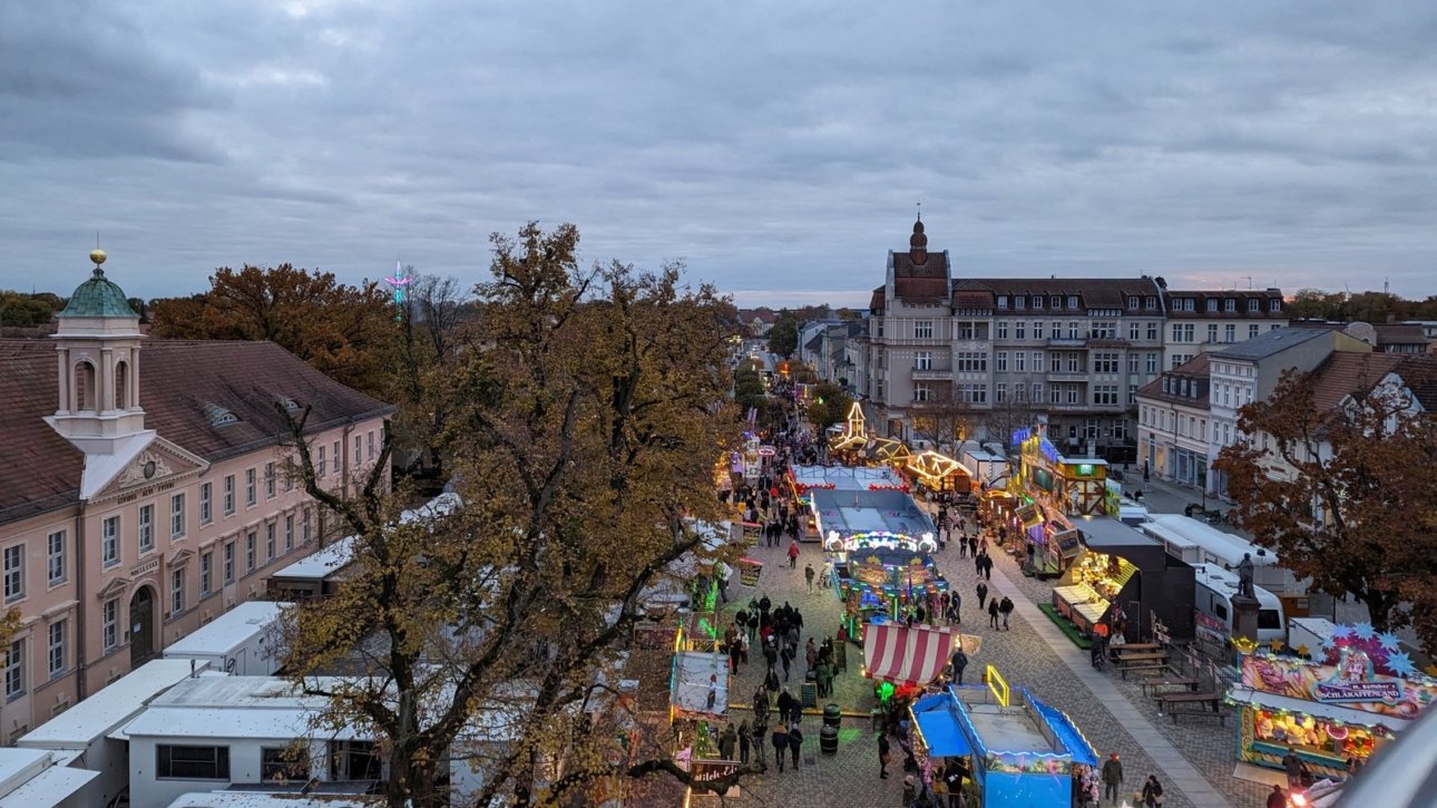 370. Neuruppiner Martinimarkt 2026 – Archivfoto vom Riesenrad am Schulplatz 2023