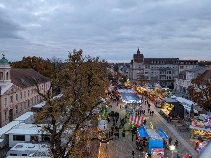370. Neuruppiner Martinimarkt 2026 – Archivfoto vom Riesenrad am Schulplatz 2023