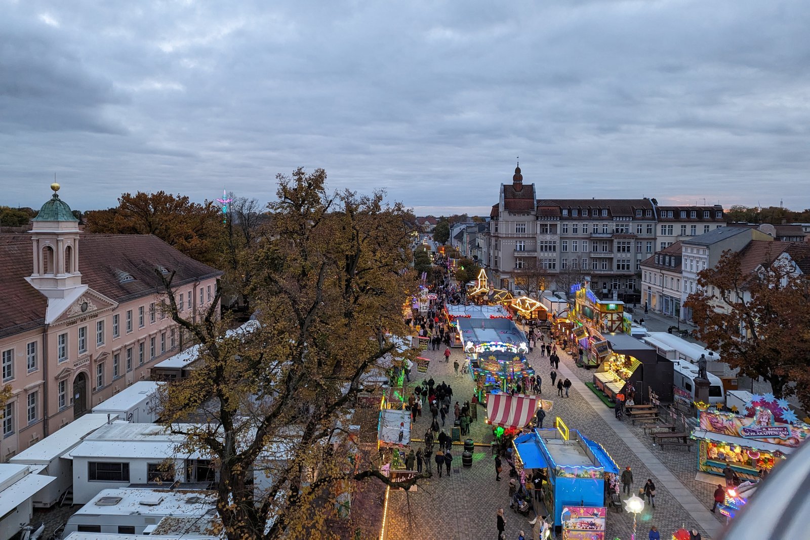 370. Neuruppiner Martinimarkt 2026 – Archivfoto vom Riesenrad am Schulplatz 2023