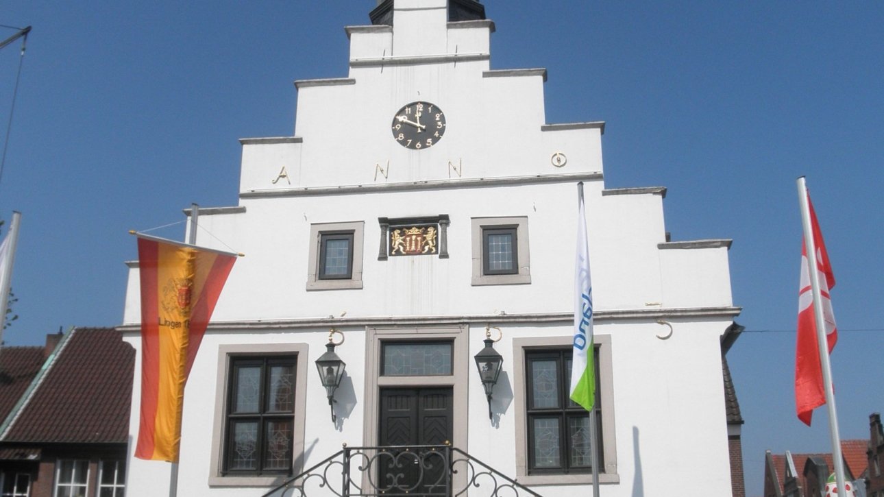 Lingener Herbstkirmes 2026 – historisches Rathaus in Lingen